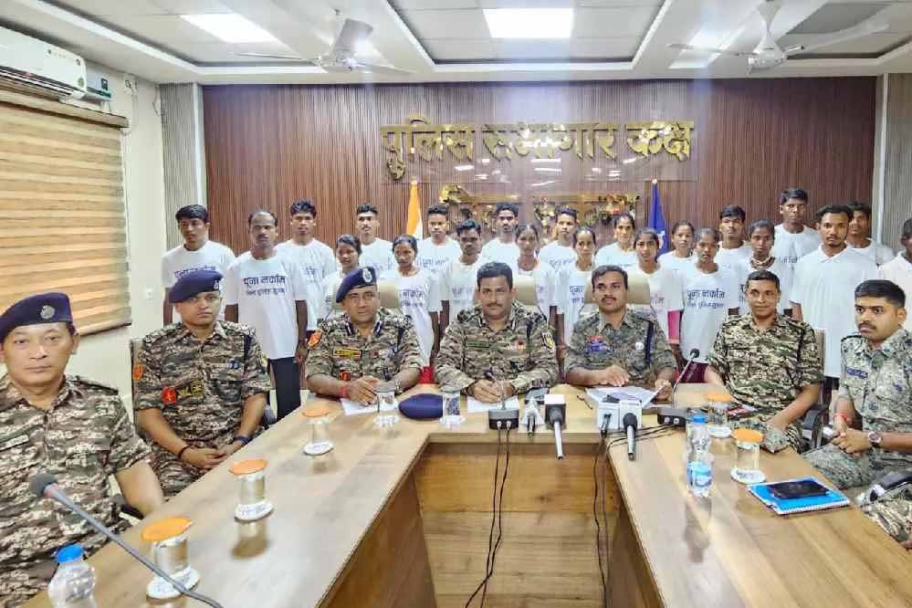 छत्तीसगढ़: सुकमा में पुलिस-CRPF के सामने 22 नक्सलियों ने किया सरेंडर