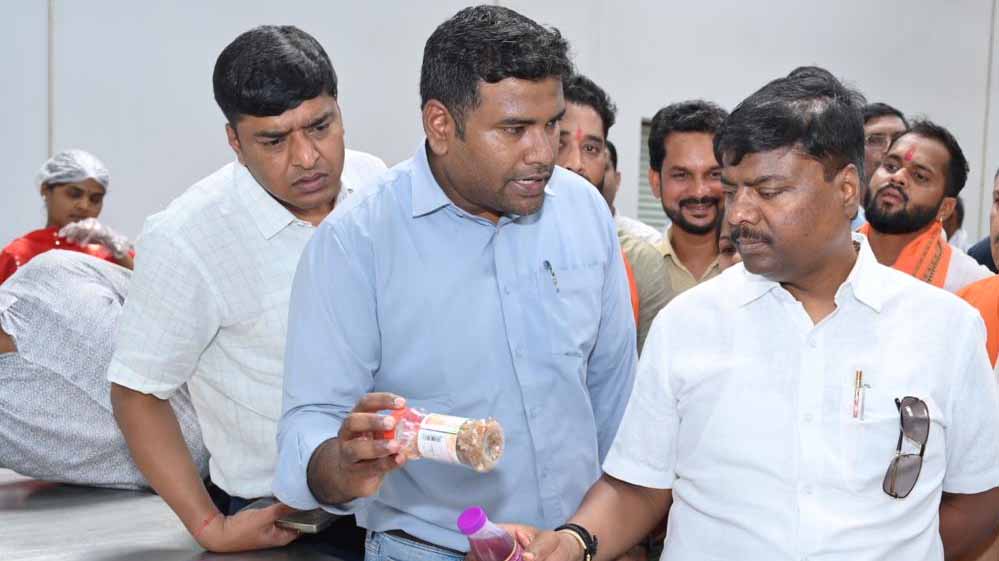 रायपुर : वनमंत्री कश्यप ने लघुवनोपज प्रसंस्करण केंद्र का किया अवलोकन