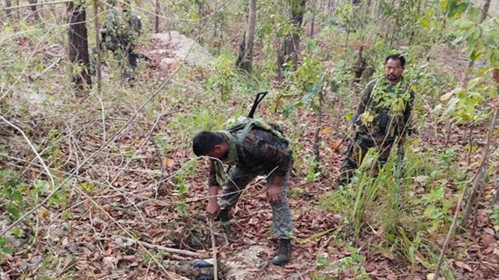 बीजापुर में सुरक्षा बलों ने माओवादी बंकर को नष्ट किया, क्षेत्र में जारी है गश्त बीजापुर में सुरक्षा बलों ने माओवादी बंकर को नष्ट किया, क्षेत्र में जारी है गश्त