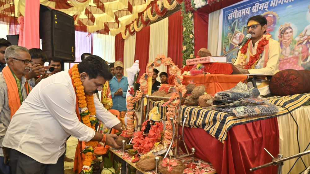 रायपुर : उपमुख्यमंत्री  विजय शर्मा कबीरधाम जिला के ग्राम मदनपुर में आयोजित भागवत गीता महापुराण में हुए शामिल