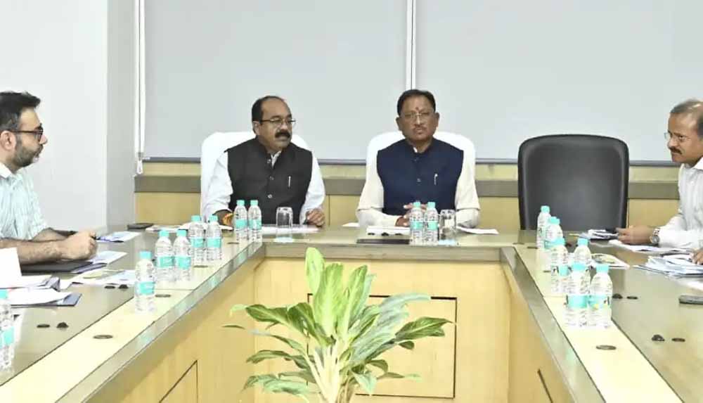 तेजी से कार्य करते हुए अच्छी गुणवत्ता के साथ समय-सीमा में सड़कों, पुल-पुलियों व भवनों के निर्माणकार्य करें पूर्ण : सीएम साय