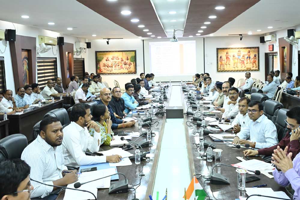 कलेक्टर ने की सुशासन तिहार के आवेदनों के निराकरण की समीक्षा