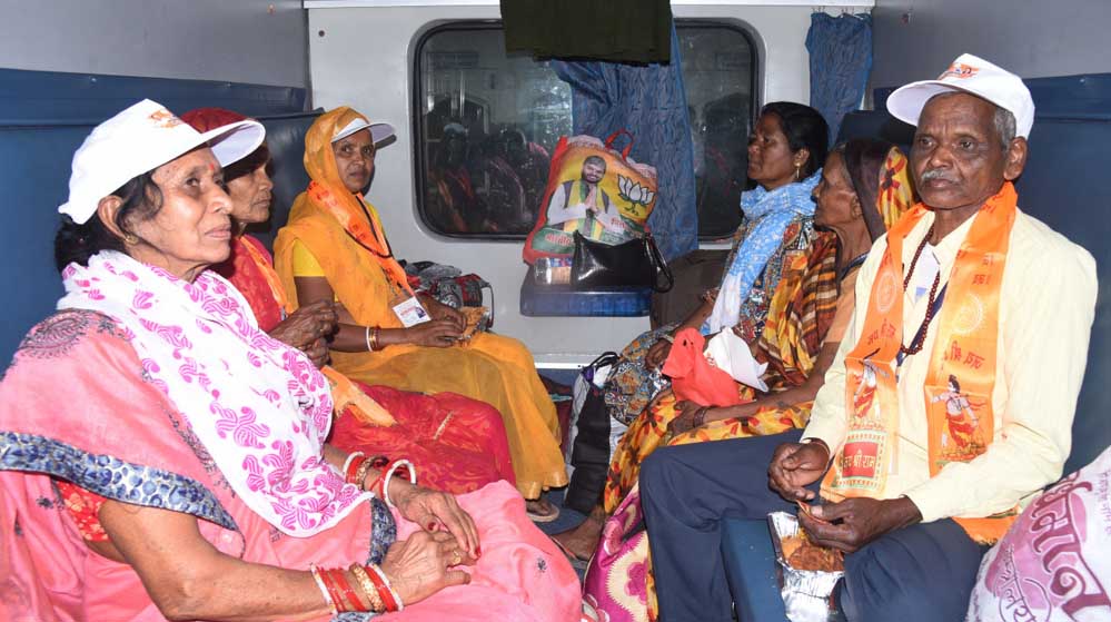 रायपुर : मुख्यमंत्री तीर्थ दर्शन श्रद्धालुओं का पहला जत्था रवाना