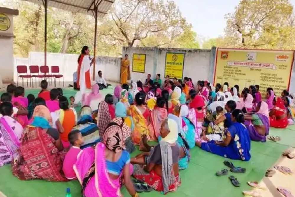 दंतेवाड़ा : ग्राम बड़े गुडरा में बालिकाओं को किया गया ’पीरियड्स’ के प्रति जागरूक