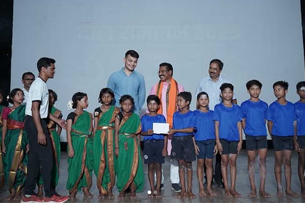 दंतेवाड़ा : जिला स्तरीय बाल समागम 2025 में बच्चों की प्रतिभा का शानदार प्रदर्शन, विधायक ने मलखम्ब प्रतिभागियों को किया सम्मानित