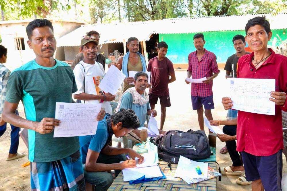 सुशासन तिहार: किसानों को दिए जा रहे निःशुल्क किसान किताब और बी-1