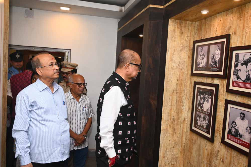 संबलपुर में राज्यपाल ने किया लक्ष्मीकांत बेजबरुआ के साहित्य का अवलोकन, दी श्रद्धांजलि संबलपुर में राज्यपाल ने किया लक्ष्मीकांत बेजबरुआ के साहित्य का अवलोकन, दी श्रद्धांजलि