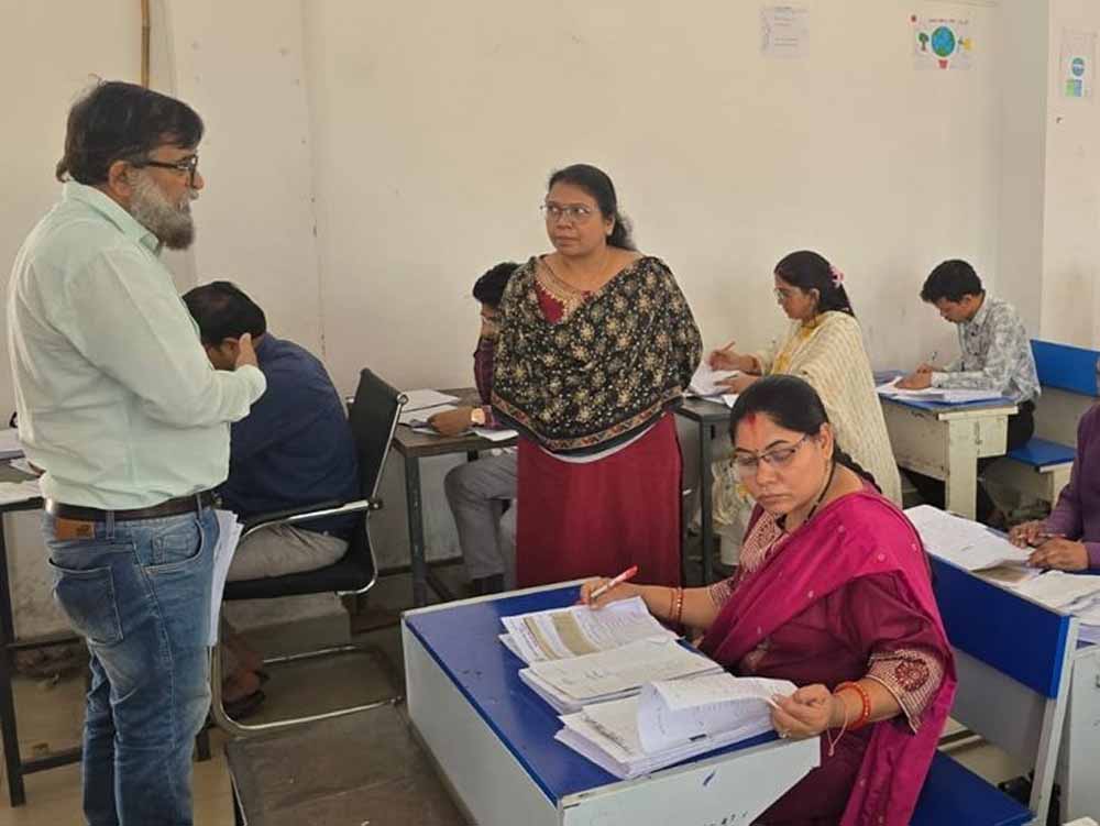 10वीं एवं 12वीं बोर्ड परीक्षा के उत्तर पुस्तिका मूल्यांकन केन्द्र का कलेक्टर ने किया निरीक्षण 10वीं एवं 12वीं बोर्ड परीक्षा के उत्तर पुस्तिका मूल्यांकन केन्द्र का कलेक्टर ने किया निरीक्षण