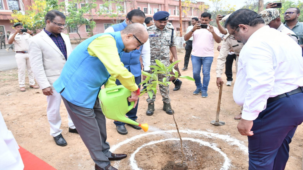 रायपुर : एक पेड़ माँ के नाम अभियान के तहत् राज्यपाल श्री रमेन डेका ने लगाए रूद्राक्ष के पौधे