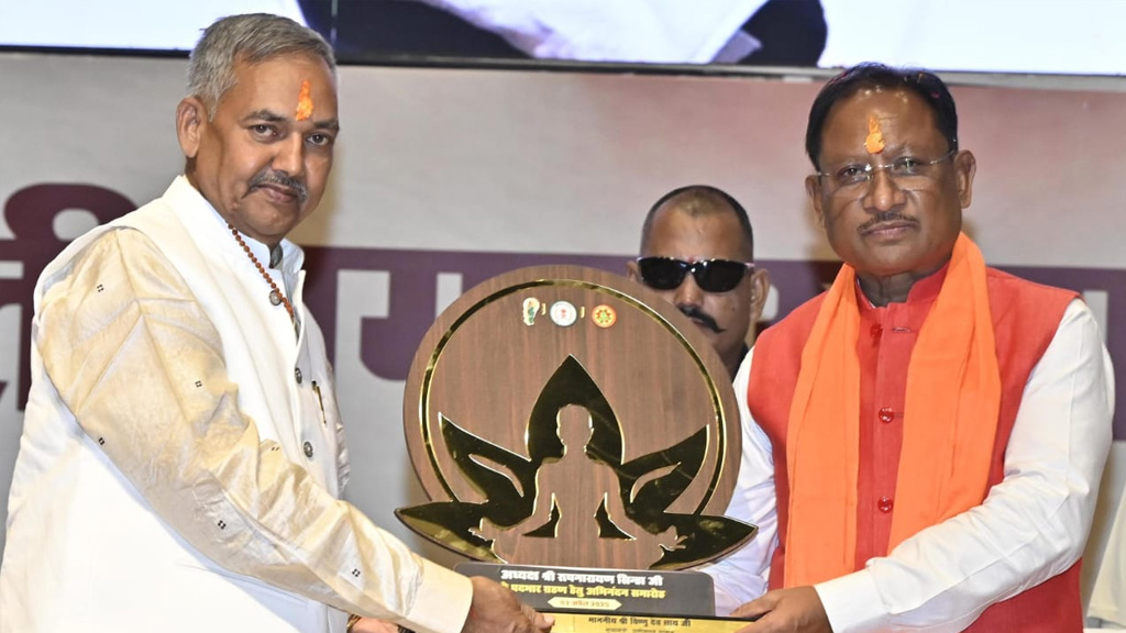 योग आयोग के नवनियुक्त अध्यक्ष के पदभार ग्रहण हेतु अभिनंदन समारोह में शामिल हुए मुख्यमंत्री श्री विष्णु देव साय योग आयोग के नवनियुक्त अध्यक्ष के पदभार ग्रहण हेतु अभिनंदन समारोह में शामिल हुए मुख्यमंत्री श्री विष्णु देव साय