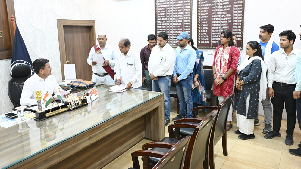 साप्ताहिक जनदर्शन में कलेक्टर ने सुनी लोगों की समस्याएं