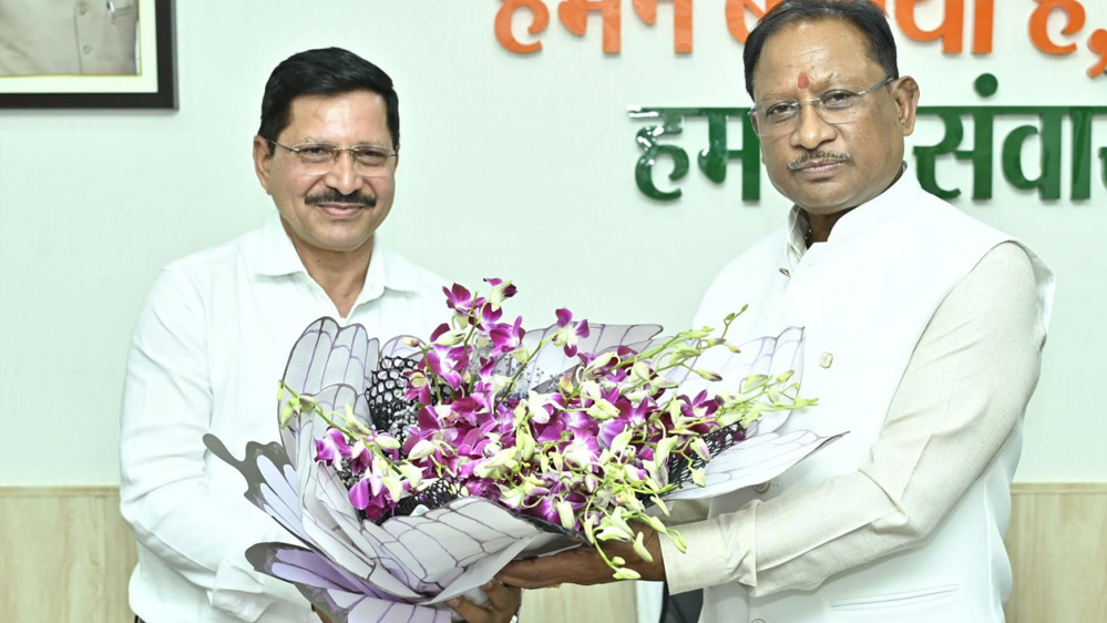 रायपुर : मुख्यमंत्री विष्णु देव साय से एसईसीएल के नवनियुक्त सीएमडी हरीश दुहन ने की सौजन्य भेंट