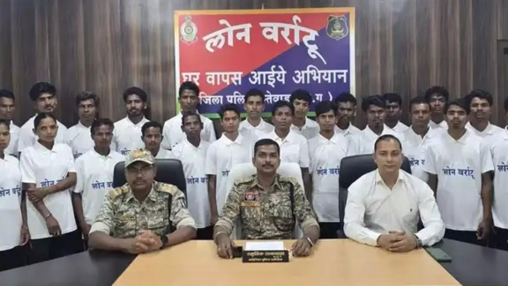 नक्सलवाद के समूल नाश की ओर एक और ऐतिहासिक कदम: दंतेवाड़ा में 26 हार्डकोर नक्सलियों ने किया आत्मसमर्पण