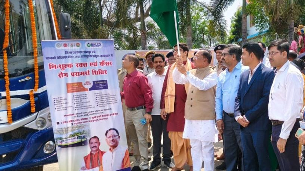 मुख्यमंत्री श्री विष्णुदेव साय ने कैंसर डिटेक्शन वैन को हरी झंडी दिखाकर किया रवाना मुख्यमंत्री श्री विष्णुदेव साय ने कैंसर डिटेक्शन वैन को हरी झंडी दिखाकर किया रवाना