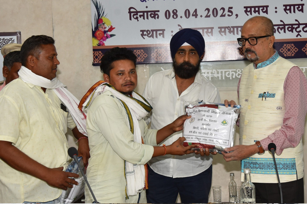 रायपुर : आम जनता से नियमित संवाद करें अधिकारी : डेका