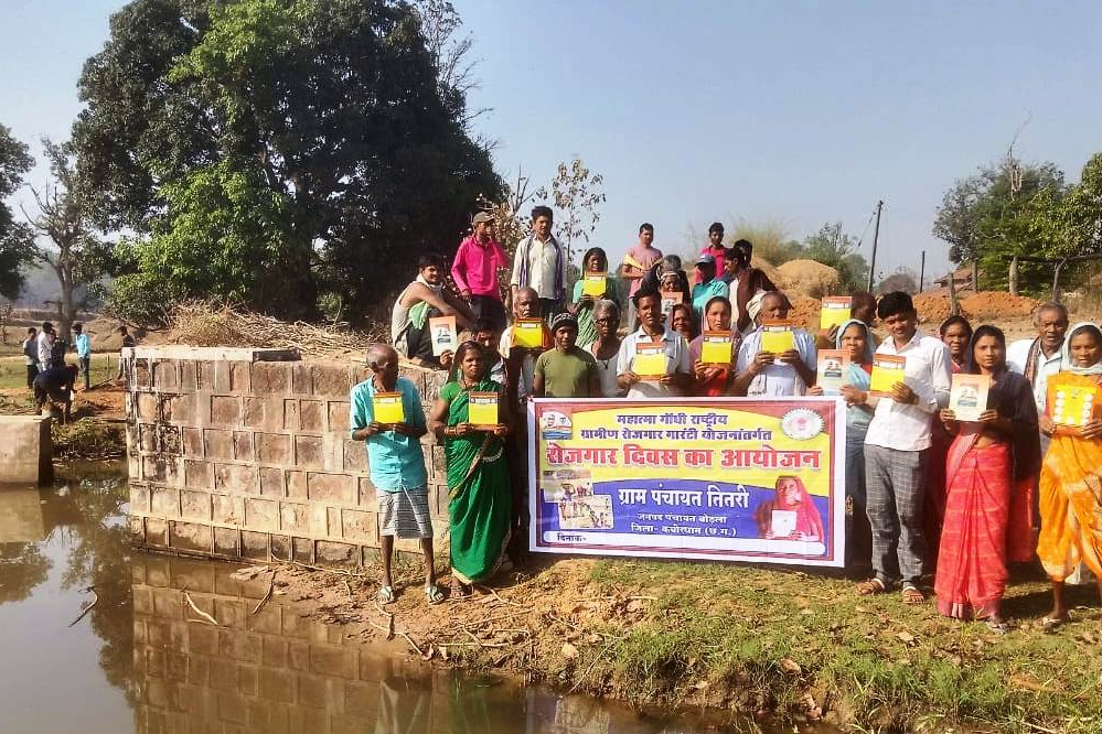 रायपुर : रोजगार दिवस के अवसर पर ग्रामीणों ने जाना अपने अधिकार रायपुर : रोजगार दिवस के अवसर पर ग्रामीणों ने जाना अपने अधिकार