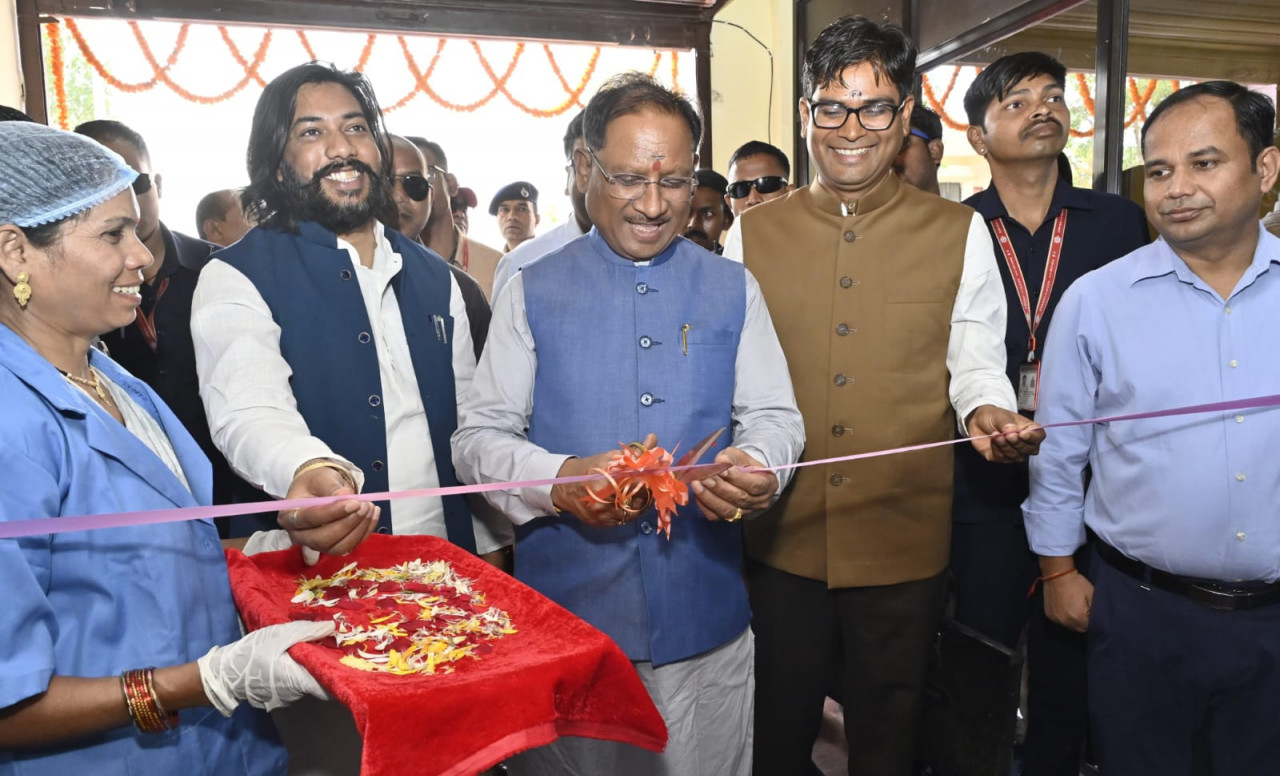 CG News: मुख्यमंत्री विष्णुदेव साय ने नवा रायपुर अटल नगर के पचेड़ा में ‘झरिया’ एल्कलाइन वॉटर बॉटलिंग प्लांट का किया शुभारंभ…