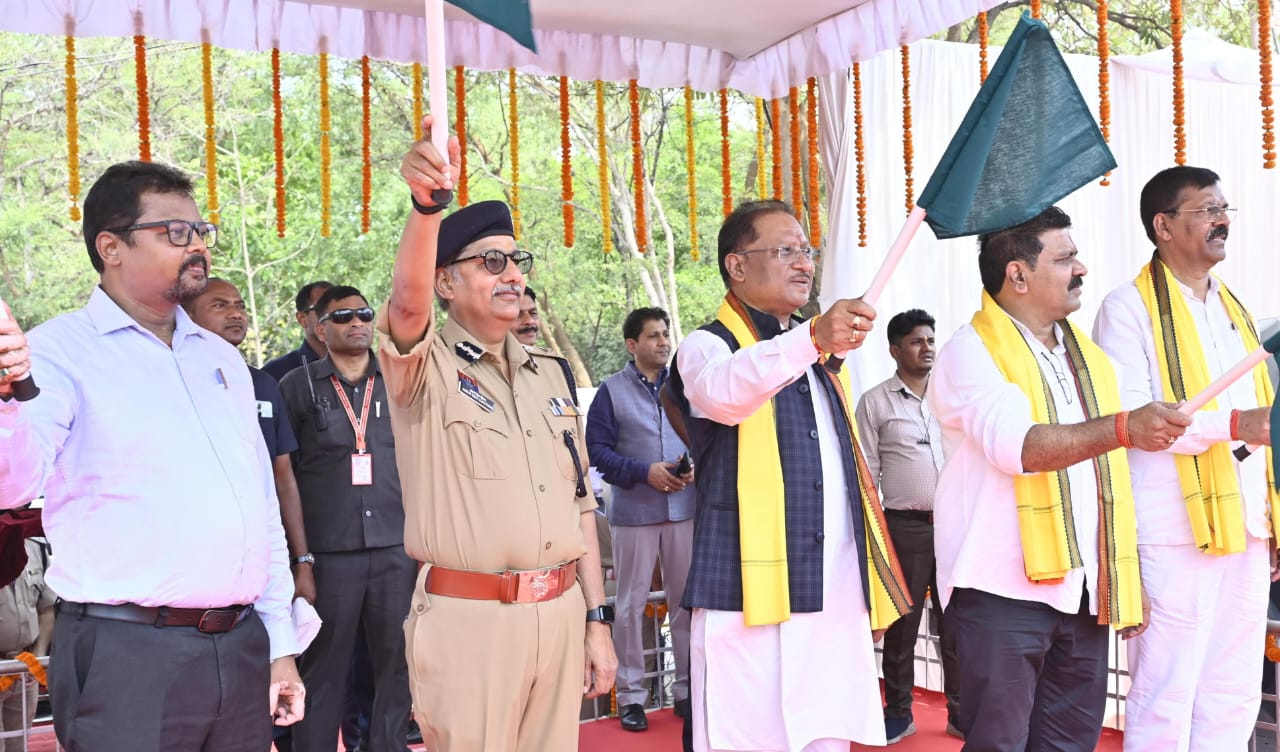 CG News- मुख्यमंत्री विष्णु देव साय ने अग्निशमन केंद्र सह आवासीय परिसर का किया लोकार्पण: 18 नए अग्निशमन वाहनों को दिखाई हरी झंडी…