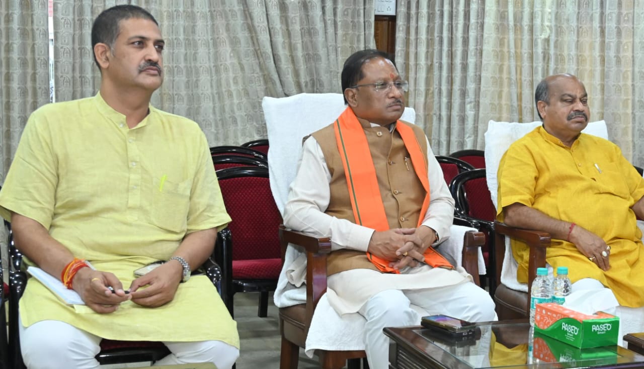 CG News: मुख्यमंत्री विष्णु देव साय ने जनप्रतिनिधियों और अधिकारियों के साथ सुनी ‘मन की बात’ की 121वीं कड़ी…