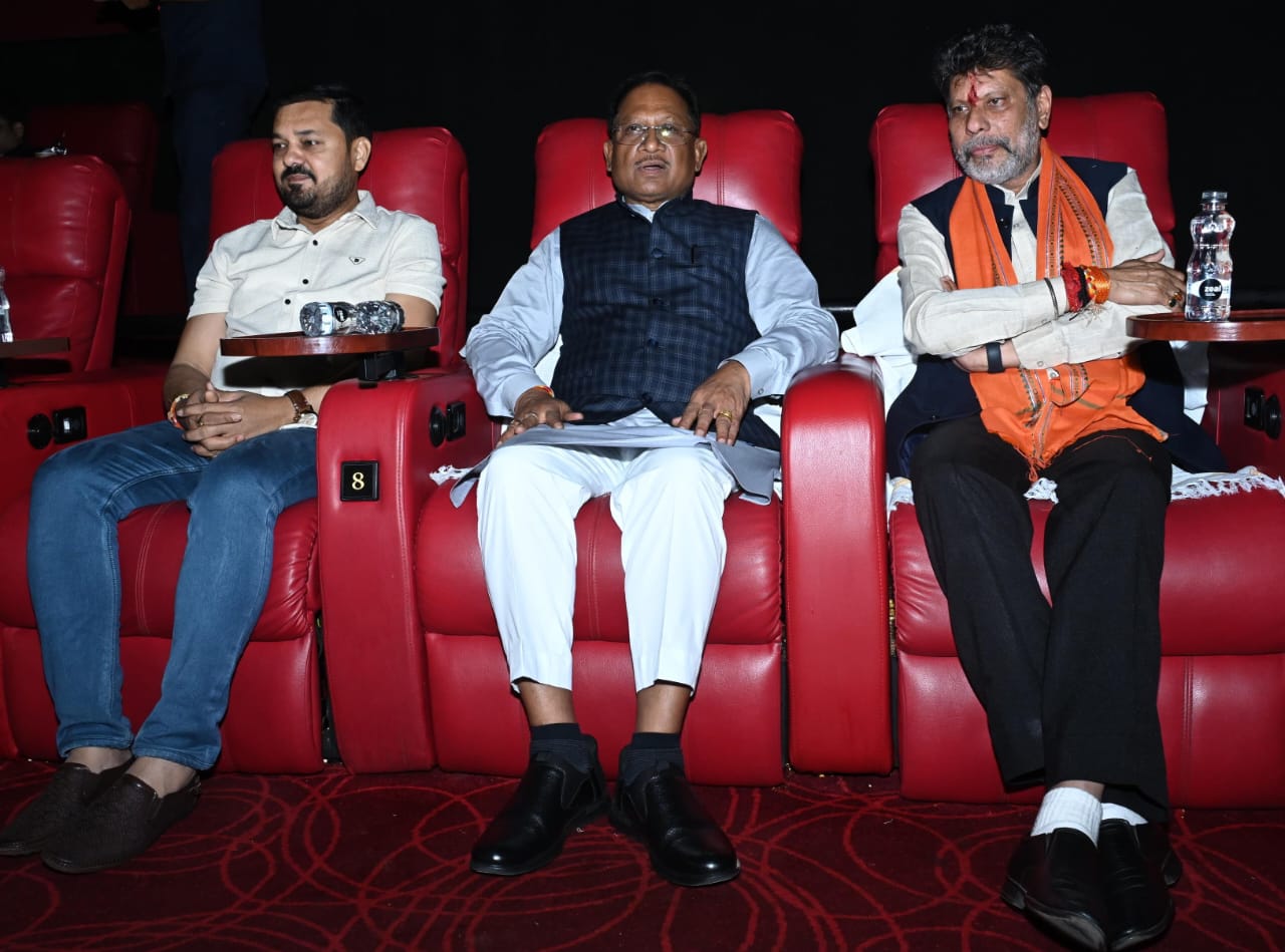 CG News- मुख्यमंत्री साय ने देखी छत्तीसगढ़ी फिल्म ‘सुहाग’, बोले– फिल्म में छत्तीसगढ़ की संस्कृति और पारिवारिक मूल्यों का सजीव चित्रण…