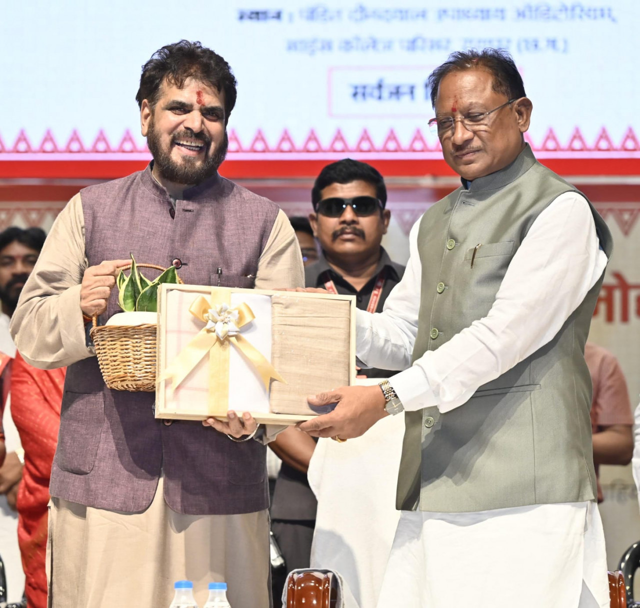 मुख्यमंत्री विष्णुदेव साय छत्तीसगढ़ खादी तथा ग्रामोद्योग बोर्ड के नवनियुक्त अध्यक्ष राकेश पांडेय के पदभार ग्रहण कार्यक्रम में हुए शामिल…