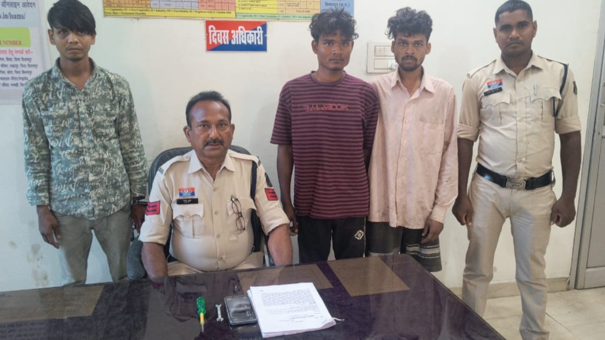 CG Crime: गर्लफ्रेंड के लिए प्रेमी ने रची चोरी की साजिश: दोस्तों संग मिलकर अंग्रेजी शराब दुकान से उड़ाया माल, गर्लफ्रेंड के चक्कर में बना अपराधी, सभी आरोपी गिरफ्तार… CG Crime: गर्लफ्रेंड के लिए प्रेमी ने रची चोरी की साजिश: दोस्तों संग मिलकर अंग्रेजी शराब दुकान से उड़ाया माल, गर्लफ्रेंड के चक्कर में बना अपराधी, सभी आरोपी गिरफ्तार…