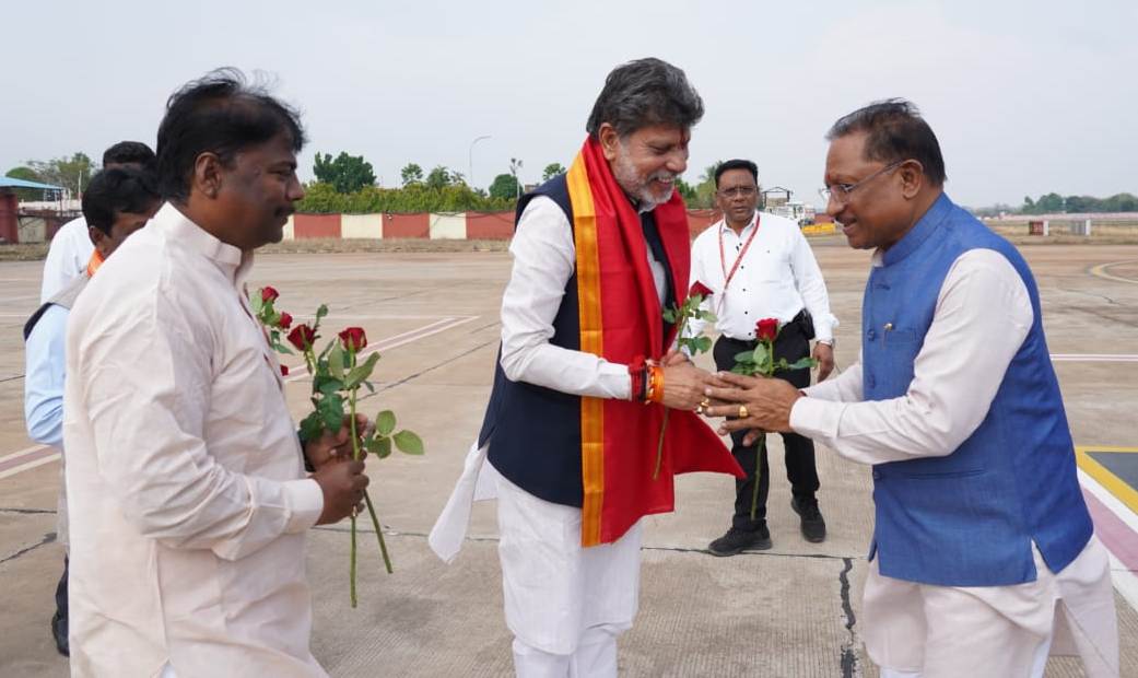CG News: मुख्यमंत्री विष्णुदेव साय का मां दंतेश्वरी एयरपोर्ट पर जनप्रतिनिधियों और प्रशासनिक अधिकारियों ने किया आत्मीय स्वागत…