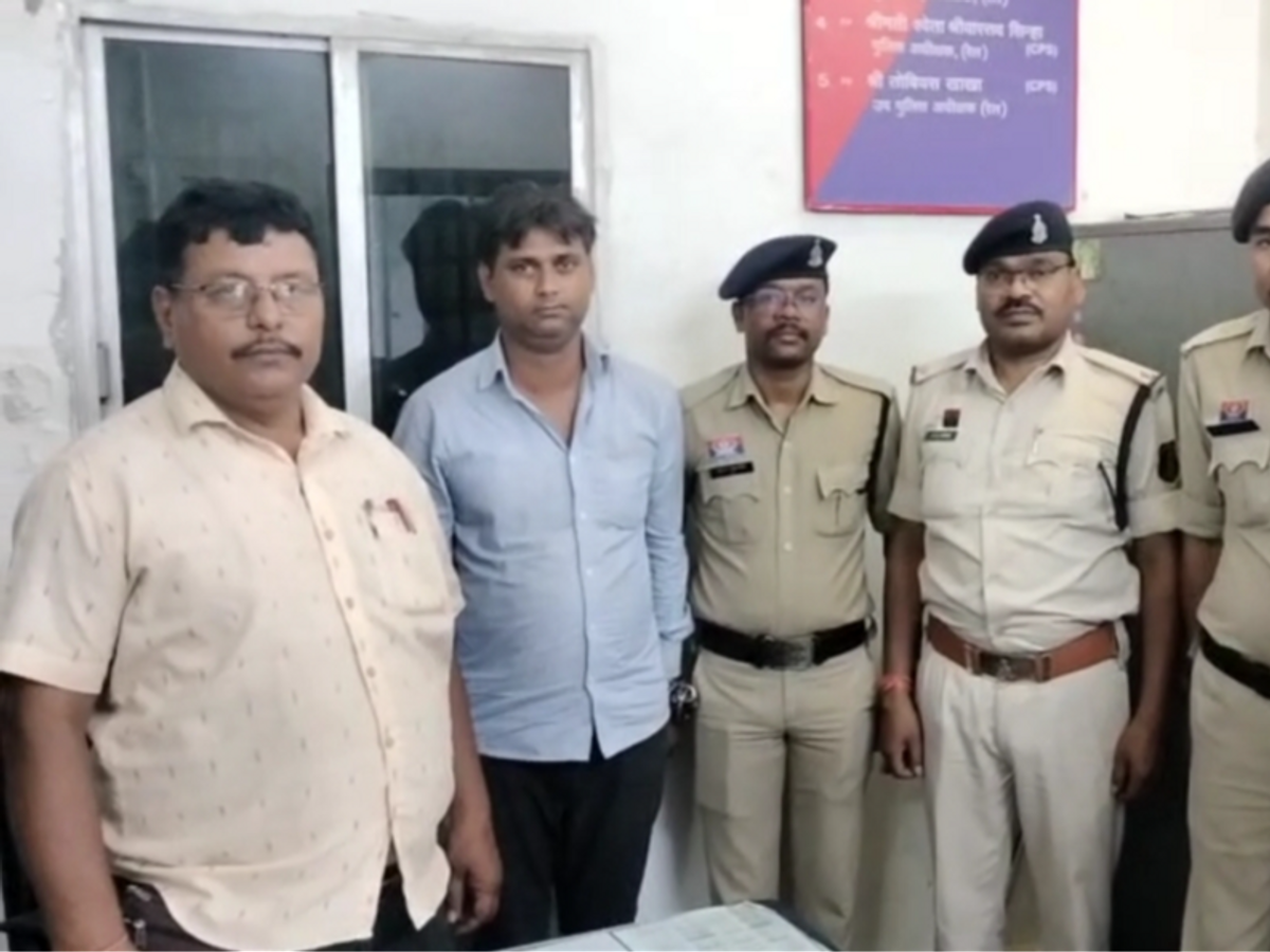 CG Crime- “सारनाथ एक्सप्रेस में नशे में धुत फर्जी TTE गिरफ्तार: यात्रियों से वसूली कर बर्थ दिला रहा था, RPF ने रंगे हाथों पकड़ा”…