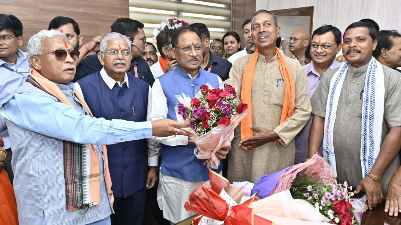 CG News: मुख्यमंत्री छत्तीसगढ़ भवन एवं अन्य सन्निर्माण कर्मकार कल्याण मंडल के नवनियुक्त अध्यक्ष डॉ. रामप्रताप सिंह के पदभार ग्रहण समारोह में हुए शामिल…