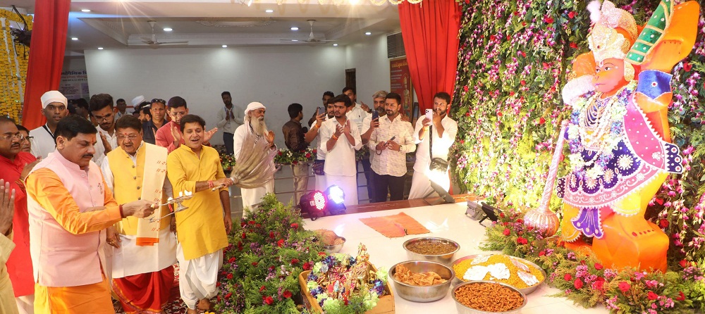 MP News: मुख्यमंत्री डॉ. मोहन यादव ने हनुमान जयंती पर इंदौर के पितृ पर्वत पर हनुमान जी के दर्शन कर की पूजा-अर्चना…