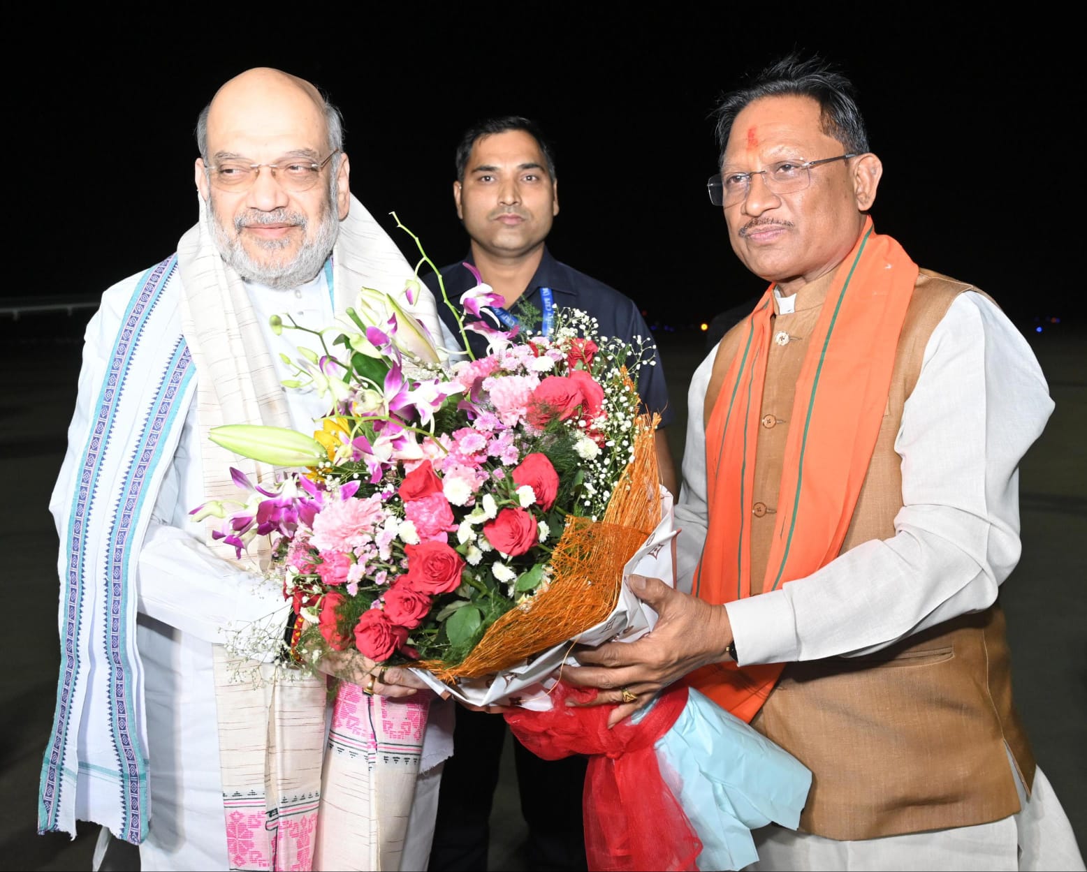 CG Nws: केंद्रीय गृह मंत्री अमित शाह का मुख्यमंत्री विष्णुदेव साय ने स्वामी विवेकानंद विमानतल पर किया आत्मीय स्वागत…