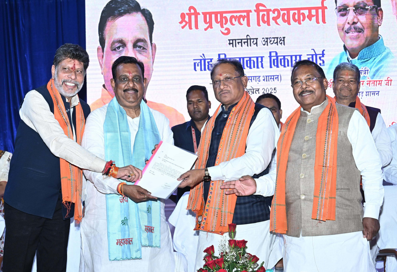 CG News- सीएम साय लौह शिल्पकार विकास बोर्ड के नवनियुक्त अध्यक्ष के पदभार ग्रहण कार्यक्रम में हुए शामिल,कहा- छत्तीसगढ़ एक समृद्ध राज्य है…