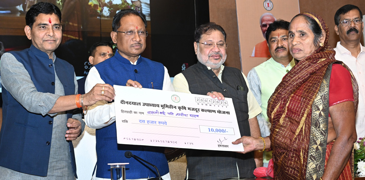 CG News- महिला श्रमिकों के योगदान को सलाम: सुरक्षा और रोजगार की गारंटी के साथ बढ़ा महिला श्रमिकों का सम्मान…