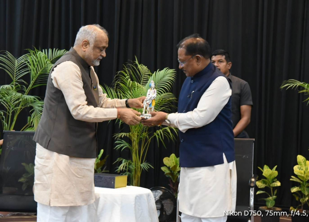 CG News: सीएम साय ने हार्टफुलनेस योगाश्रम में योगगुरु कमलेश पटेल से की भेंट : ‘मनोयोग’ कार्यक्रम में शामिल होकर नागरिकों के साथ किया मौन योग अभ्यास…