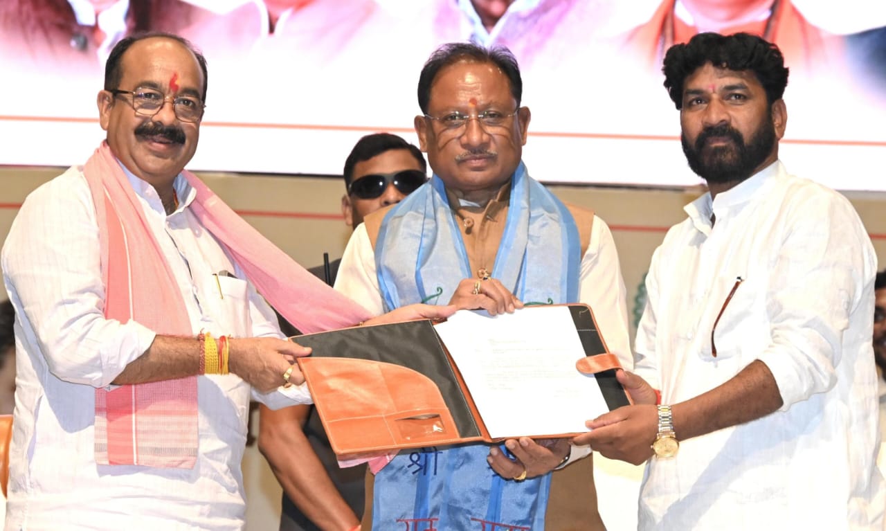 CG News: मुख्यमंत्री विष्णु देव साय तेलघानी विकास बोर्ड के नव नियुक्त अध्यक्ष के पदभार ग्रहण समारोह में हुए शामिल…