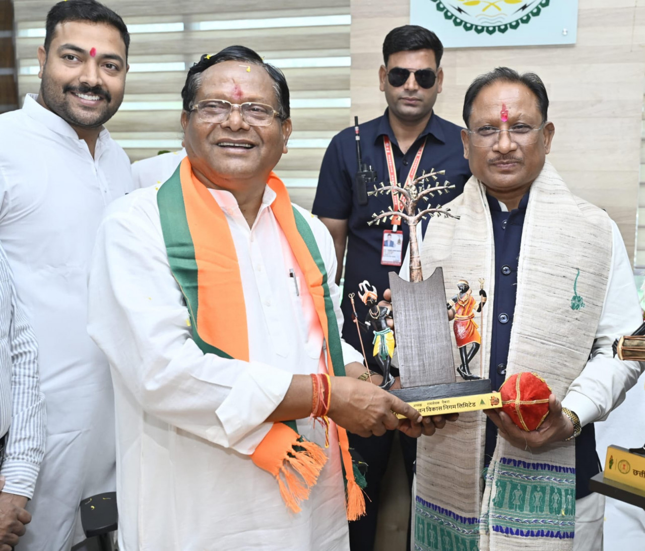 CG News: मुख्यमंत्री विष्णु देव साय छत्तीसगढ़ राज्य वन विकास निगम के अध्यक्ष रामसेवक पैकरा के पदभार ग्रहण एवं अभिनंदन समारोह में हुए शामिल…