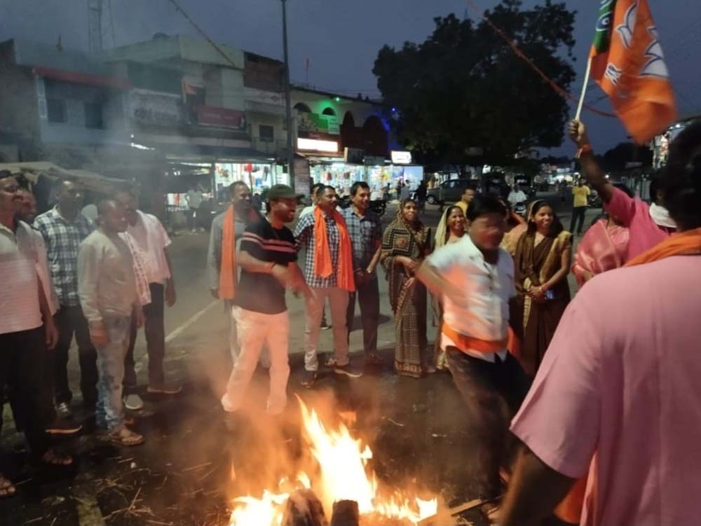 लचर कानून व्यवस्था के विरोध में मुख्यमंत्री ममता बनर्जी का पुतला दहन