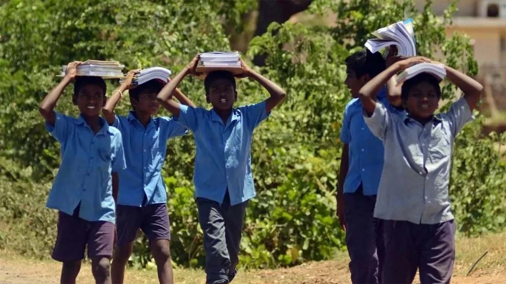 लगातार बढ़ रही गर्मी को देखते हुए राज्य सरकार ने स्कूलों में ग्रीष्कालीन अवकाश की छुट्टी घोषित की