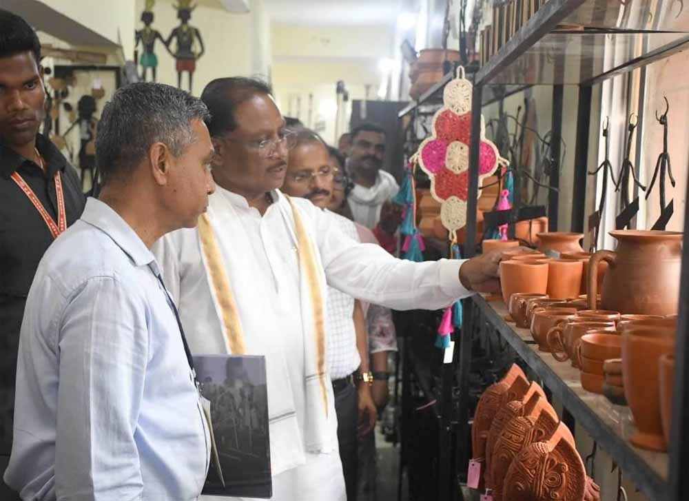 मुख्यमंत्री साय का शिल्प नगरी कोंडागांव के शबरी एंपोरियम पहुंचे मुख्यमंत्री साय का शिल्प नगरी कोंडागांव के शबरी एंपोरियम पहुंचे