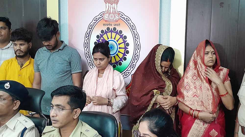 बिलासपुर में खरीदार बनकर नकली सोना थमाकर असली सोना की ठगी करेने वाले तीन महिला समेत पांच पकड़े गए बिलासपुर में खरीदार बनकर नकली सोना थमाकर असली सोना की ठगी करेने वाले तीन महिला समेत पांच पकड़े गए