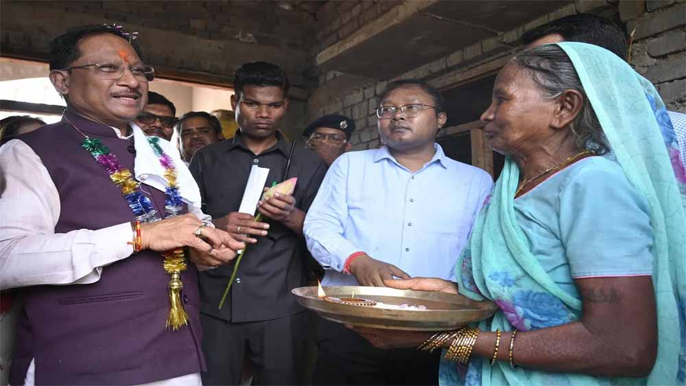 पीएमएवाई की लाभार्थी सोनाई बाई के घर पहुंचे सीएम साय, शासकीय योजना से मिले लाभों की ली जानकारी