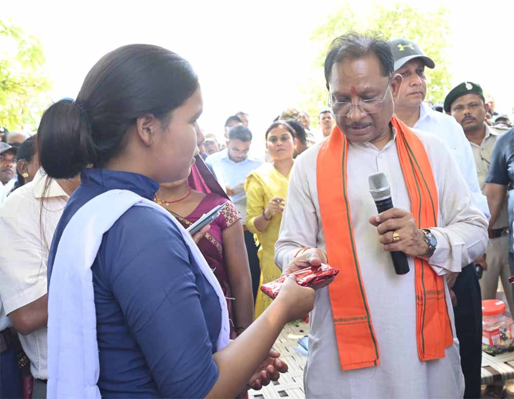 बैगा समुदाय की बिटिया ने किया टॉप, मुख्यमंत्री साय से की मुलाकात