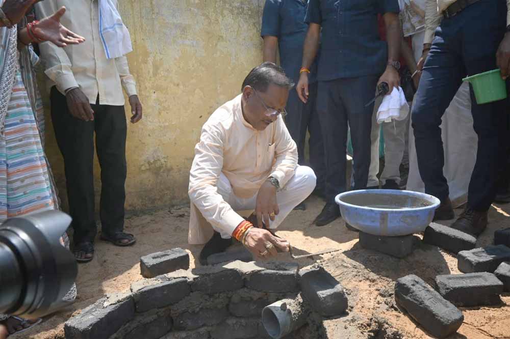 मुख्यमंत्री ने राज मिस्त्री बन सोखता गड्ढा के लिए की ईट जोड़ाई