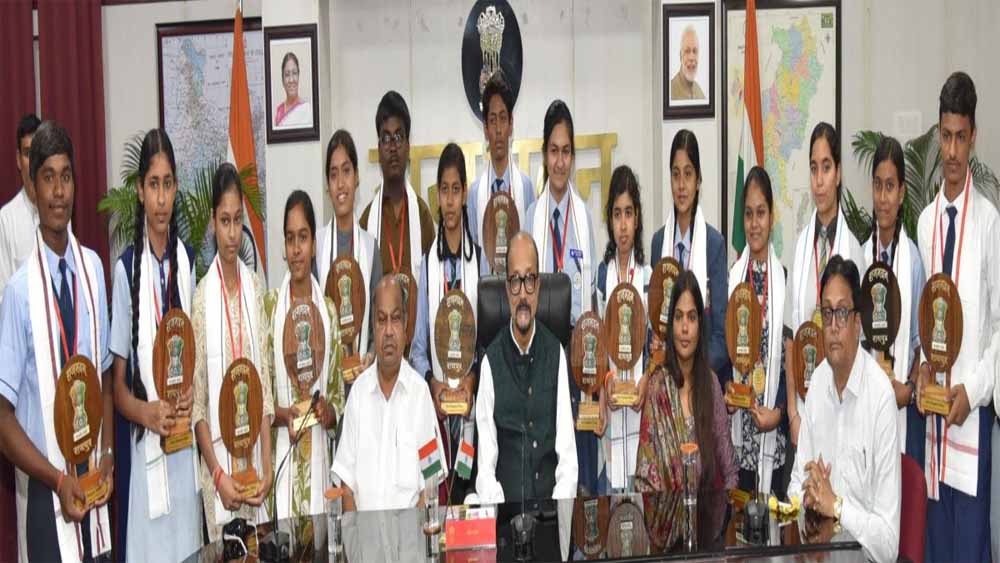 राजभवन में मेघावी विद्यार्थियों का हुआ सम्मान, राज्यपाल बोले- मनचाहे क्षेत्र में लगन और परिश्रम से बढ़ें आगे