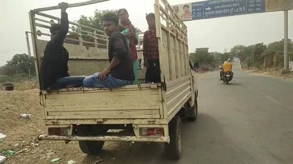 अवैध रूप से सवारियां ढोने वाले वाहनों पर प्रशासन ने की कार्रवाई