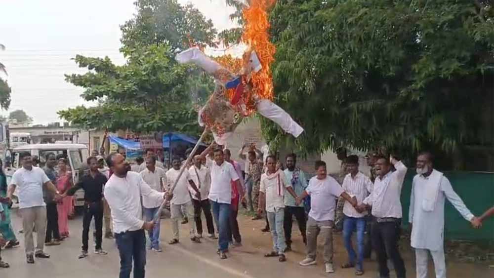 कर्नल सोफिया के खिलाफ आपत्तिजनक टिप्पणी के मामले में कांग्रेस ने किया मंत्री विजय शाह का पुतला दहन