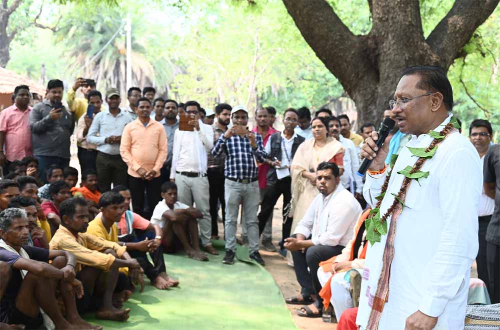 मुख्यमंत्री साय पहुंचे दंतेवाड़ा जिले के ग्राम मुलेर : छत्तीसगढ़ के अंतिम छोर पर पहुंचा सुशासन तिहार