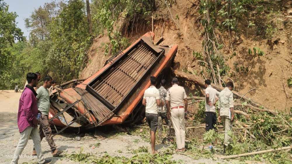 बलरामपुर में दर्दनाक सड़क हादसा, बारातियों से भरी बस पलटी, तीन लोगों की मौत, कई घायल बलरामपुर में दर्दनाक सड़क हादसा, बारातियों से भरी बस पलटी, तीन लोगों की मौत, कई घायल