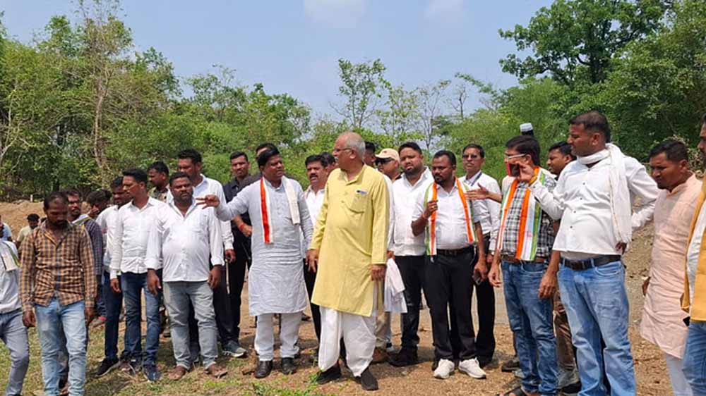 खदानों को निजी हाथों में सौंपकर आदिवासियों की जमीन और संसाधनों की लूट रही बीजेपी  : पूर्व सीएम बघेल