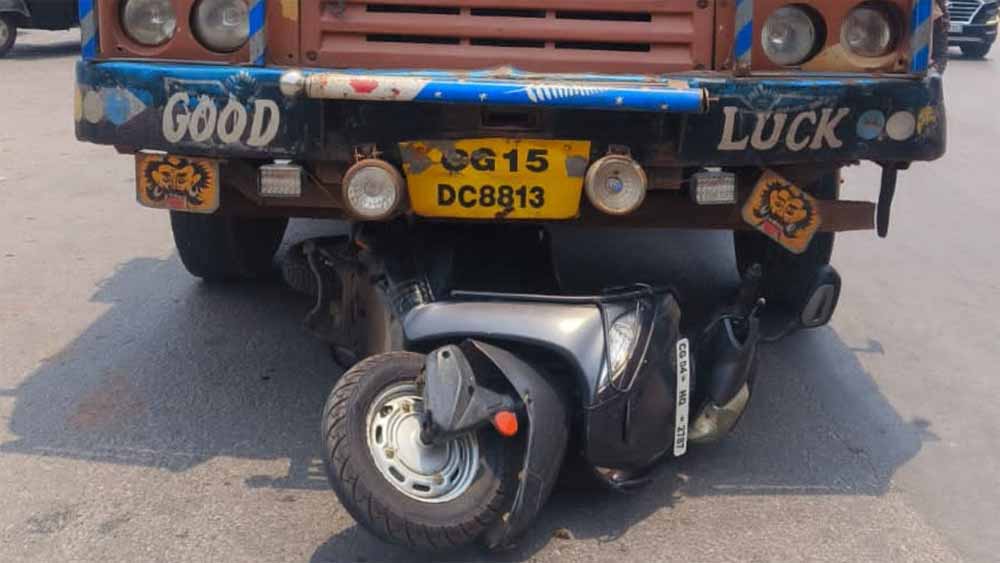 ट्रक ने स्कूटी सवार की युवती को रौंद,  हुई मौत